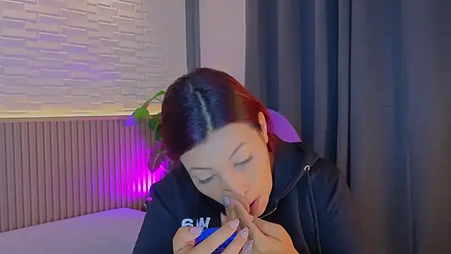 TiffanyWalk online show from 10/03/25, 11:07