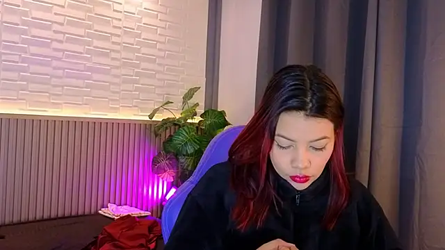 TiffanyWalk online show from 12/05/25, 10:35