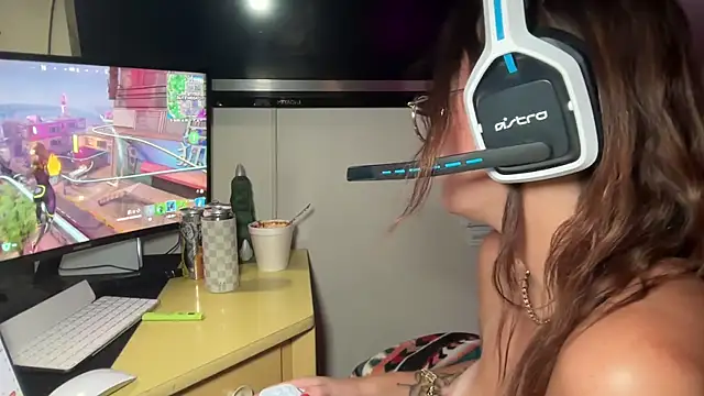 Snapshot of SpaceCowWhore chatting on 09/29/25, 01:11 SpaceCowWhore online show from 09/29/25, 01:11