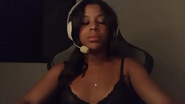 Snapshot of cammydebora chatting on 10/08/25, 12:08 cammydebora online show from 10/08/25, 12:08