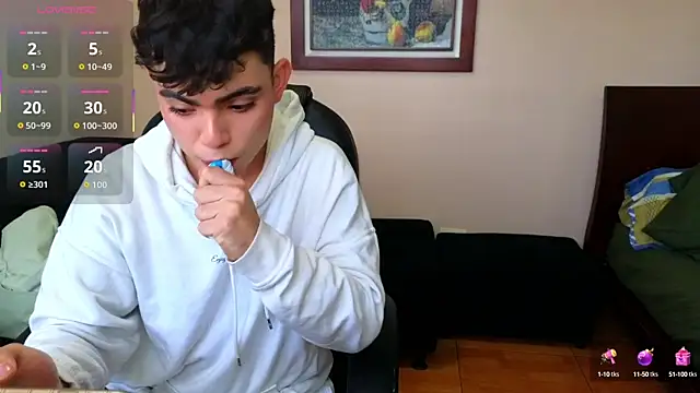 Snapshot of lukeboyce33 chatting on 10/19/25, 09:48 lukeboyce33 online show from 10/19/25, 09:48