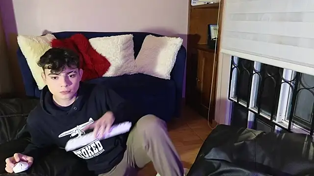 Snapshot of lukeboyce33 chatting on 01/06/26, 01:42 lukeboyce33 online show from 01/06/26, 01:42