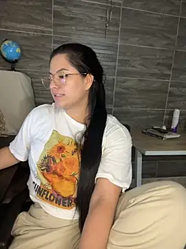 Saanvi21 online show from 09/30/25, 11:43