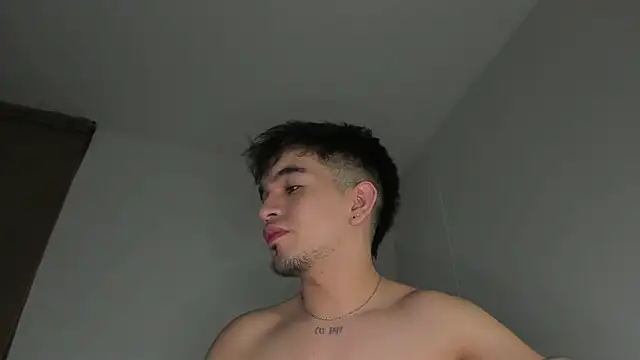 Snapshot of cmzo_ chatting on 11/04/25, 01:05 cmzo online show from 11/04/25, 01:05