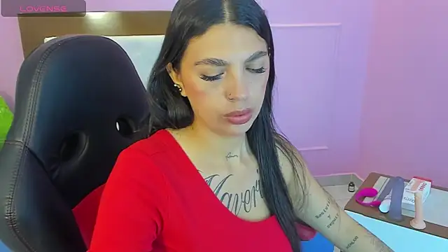 Snapshot of TATILARSON1 chatting on 11/08/25, 12:49 TATILARSON1 online show from 11/08/25, 12:49