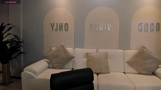 AmaliaCrus online show from 11/20/25, 08:41