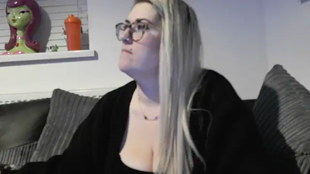 Snapshot of Sizzling_Indie36 chatting on 11/21/25, 06:06 Sizzling Indie36 online show from 11/21/25, 06:06