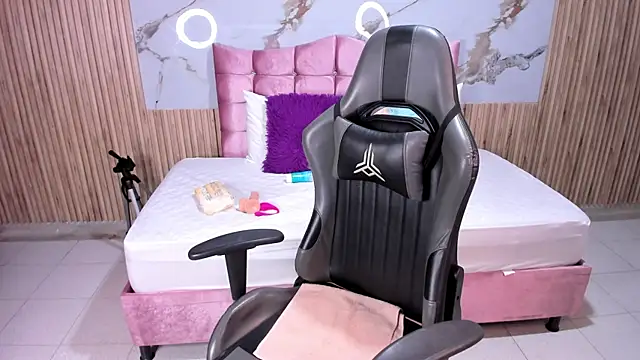 Nicolee19 online show from 10/07/25, 10:56