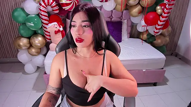 Nicolee19 online show from 12/19/25, 11:06