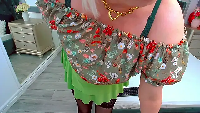 Snapshot of SuzzySun chatting on 03/07/25, 05:17 SuzzySun online show from 03/07/25, 05:17