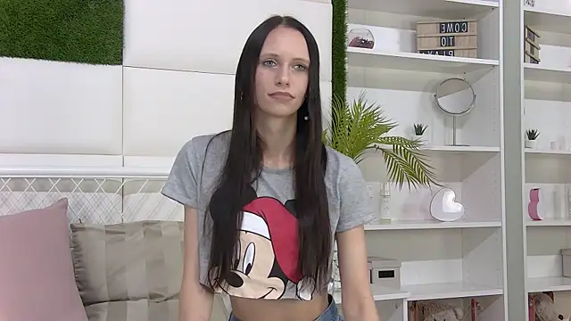 Snapshot of TaraHarris chatting on 11/07/25, 12:27 TaraHarris online show from 11/07/25, 12:27