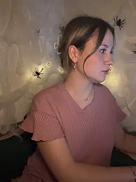 Snapshot of mollygirll chatting on 10/21/25, 06:19 mollygirll online show from 10/21/25, 06:19