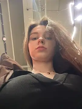 Snapshot of MilaBee chatting on 01/18/26, 11:03 MilaBee online show from 01/18/26, 11:03