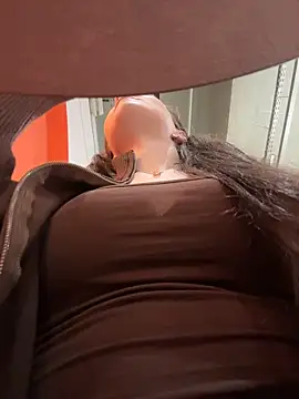 Snapshot of MilaBee chatting on 02/15/26, 11:19 MilaBee online show from 02/15/26, 11:19