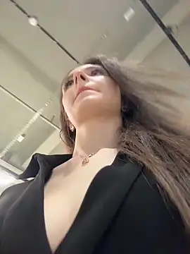 Snapshot of MilaBee chatting on 02/19/26, 11:17 MilaBee online show from 02/19/26, 11:17