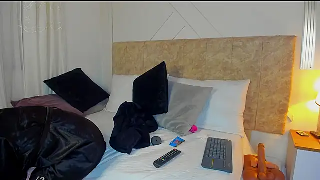 angelinarouse  online show from 12/17/25, 06:19