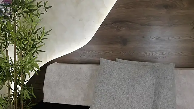 mia lacy  online show from 09/25/25, 07:50