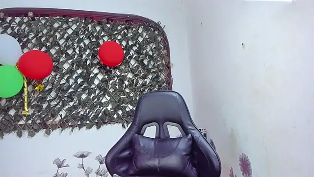 Snapshot of Sarahbrowm_ chatting on 11/06/25, 07:48 Sarahbrowm online show from 11/06/25, 07:48