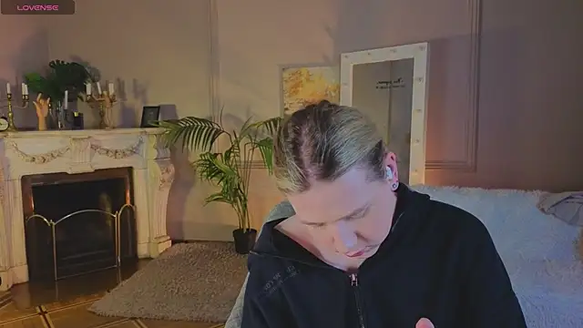 Snapshot of Jes_Solar chatting on 10/11/25, 11:42 Jes Solar online show from 10/11/25, 11:42