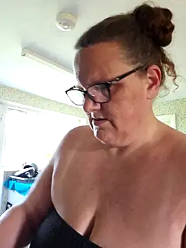 MissQueenBeex online show from 05/01/26, 03:49
