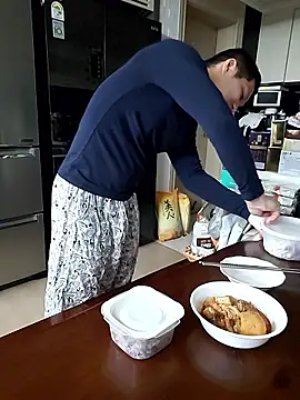 woonee827372 online show from 11/14/25, 12:15