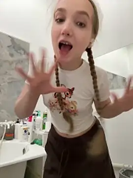 Snapshot of bambi_lu chatting on 03/25/26, 06:47 bambi lu online show from 03/25/26, 06:47