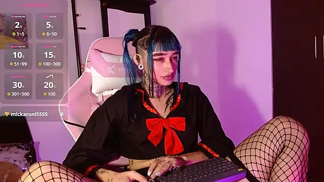 Snapshot of SharaRoss1 chatting on 11/05/25, 04:56 SharaRoss1 online show from 11/05/25, 04:56