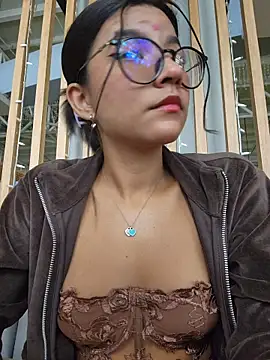 Snapshot of Pretty_roxxyy chatting on 11/28/25, 01:36 Pretty roxxyy online show from 11/28/25, 01:36