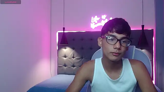 Snapshot of OliverTwinky chatting on 03/23/25, 04:16 OliverTwinky online show from 03/23/25, 04:16