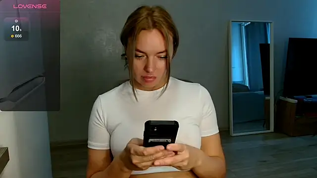 Snapshot of Eva___forever chatting on 10/07/25, 01:25 Eva forever online show from 10/07/25, 01:25