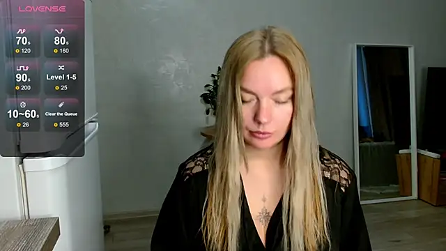 Snapshot of Eva___forever chatting on 11/06/25, 01:39 Eva forever online show from 11/06/25, 01:39