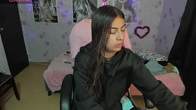 Medussa katt online show from 11/12/25, 04:13