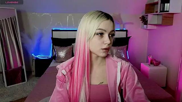 LinaLirian online show from 12/01/25, 01:05