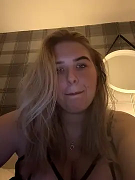 Snapshot of CutieCurvyGirlxo chatting on 10/10/25, 11:59 CutieCurvyGirlxo online show from 10/10/25, 11:59