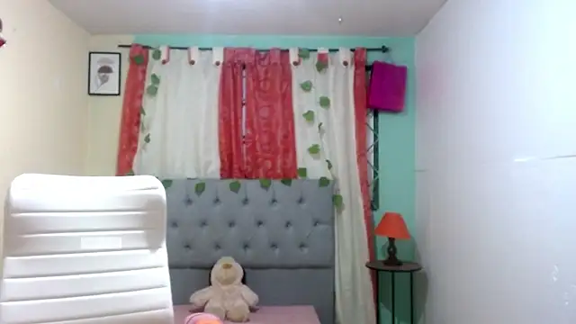 Snapshot of vale_miel chatting on 09/08/25, 11:48 vale miel online show from 09/08/25, 11:48