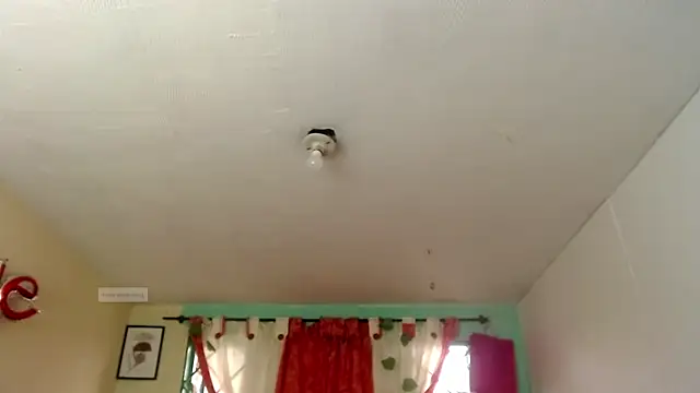 Snapshot of vale_miel chatting on 09/24/25, 06:22 vale miel online show from 09/24/25, 06:22