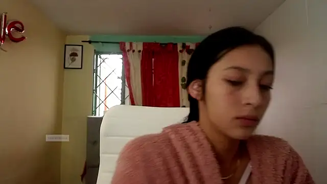 Snapshot of vale_miel chatting on 09/29/25, 06:46 vale miel online show from 09/29/25, 06:46