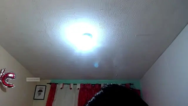 Snapshot of vale_miel chatting on 10/29/25, 11:06 vale miel online show from 10/29/25, 11:06