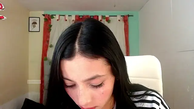 Snapshot of vale_miel chatting on 12/18/25, 01:55 vale miel online show from 12/18/25, 01:55