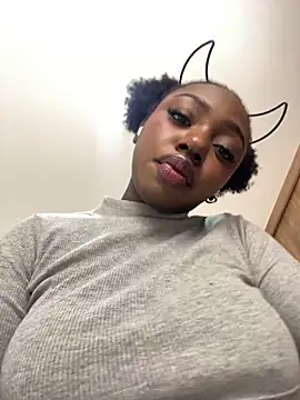 alissradiante1 online show from 10/08/25, 12:30