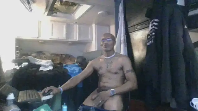 Snapshot of badboy2u2025 chatting on 12/19/25, 02:18 badboy2u2025 online show from 12/19/25, 02:18