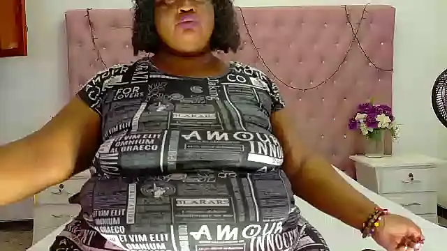 Snapshot of Exoticbigmandy chatting on 10/01/25, 09:54 Exoticbigmandy online show from 10/01/25, 09:54