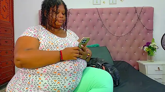 Snapshot of Exoticbigmandy chatting on 10/09/25, 09:13 Exoticbigmandy online show from 10/09/25, 09:13