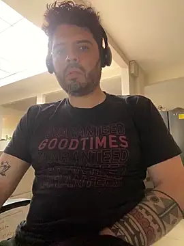 Snapshot of uto857 chatting on 11/18/25, 08:35 uto857 online show from 11/18/25, 08:35