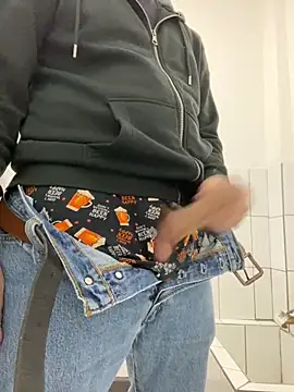 Snapshot of uto857 chatting on 02/10/26, 12:04 uto857 online show from 02/10/26, 12:04