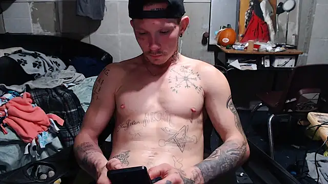 Snapshot of mastertrap chatting on 11/11/25, 04:01 mastertrap online show from 11/11/25, 04:01