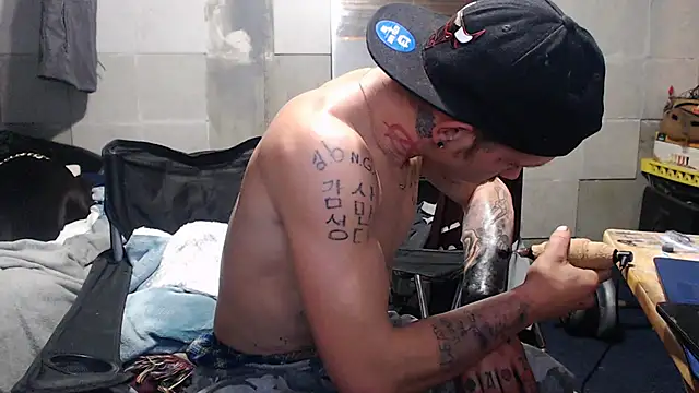 Snapshot of mastertrap chatting on 11/15/25, 07:27 mastertrap online show from 11/15/25, 07:27