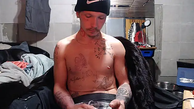 Snapshot of mastertrap chatting on 11/17/25, 07:58 mastertrap online show from 11/17/25, 07:58