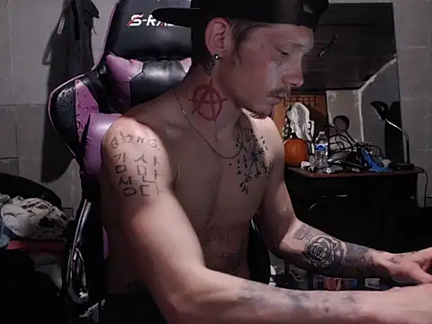 Snapshot of mastertrap chatting on 11/28/25, 06:49 mastertrap online show from 11/28/25, 06:49