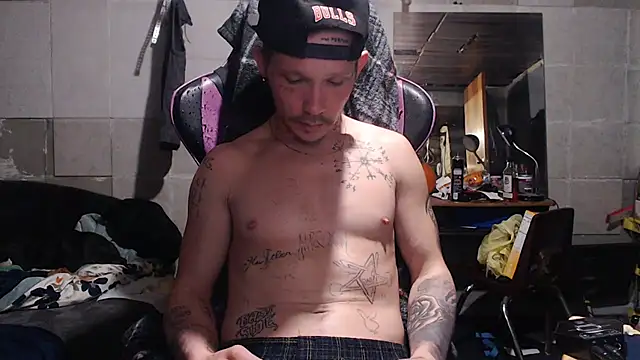 Snapshot of mastertrap chatting on 12/01/25, 05:34 mastertrap online show from 12/01/25, 05:34